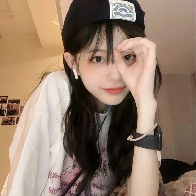 出墙红杏两家春